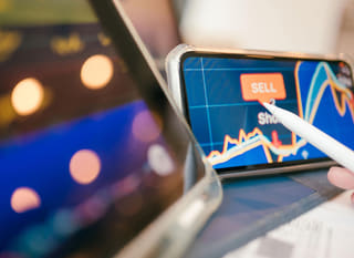 Ein Trader untersucht Bitcoin, Ethereum und Forex-Optionen über verschiedene Märkte hinweg